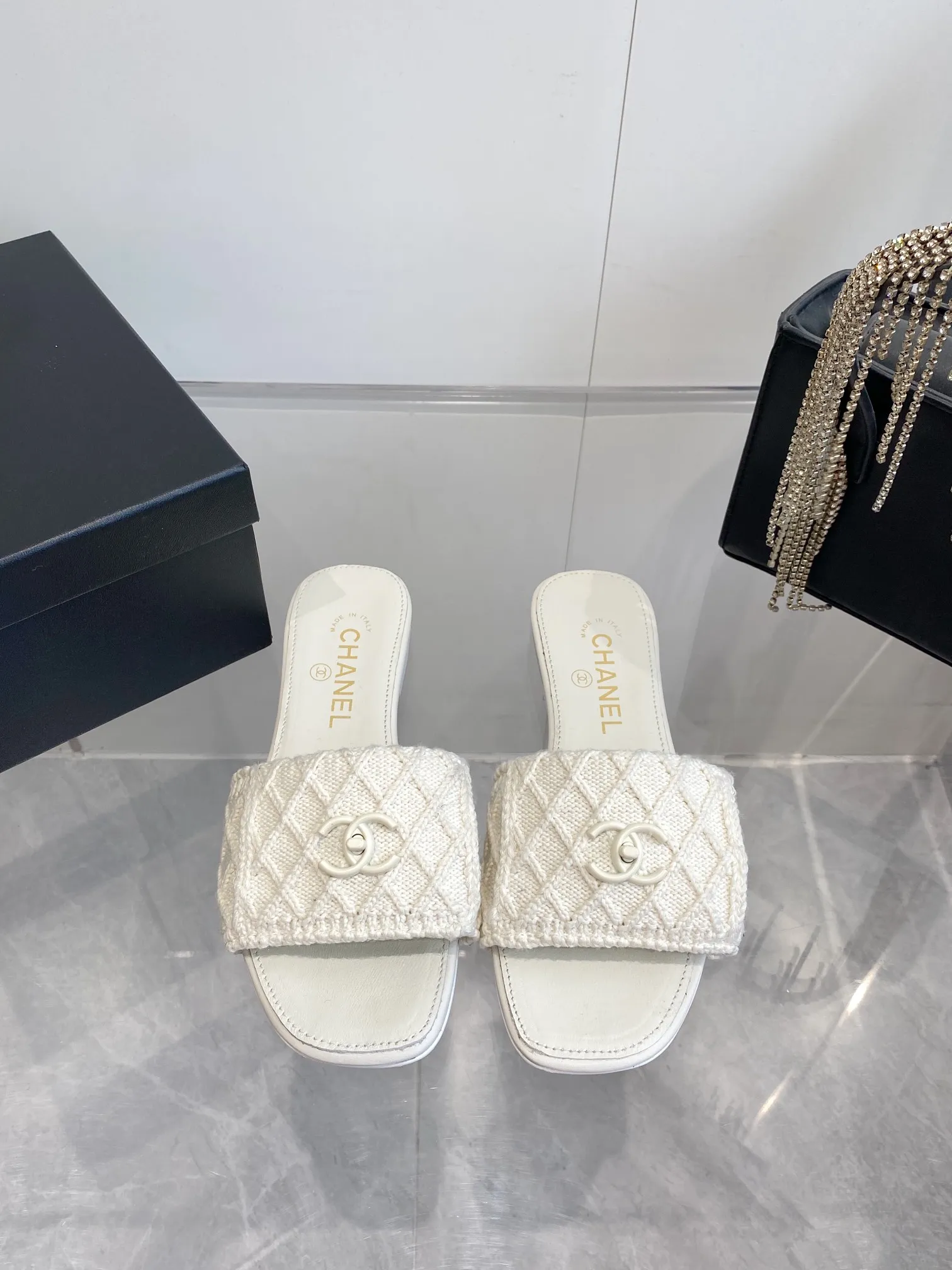 👟👟Ex-factory price 520👟👟 CHANEL｜Chanel 2️⃣5️⃣ss new style! Classic School Bag Buckle Flip Slippers Classic never goes out of style ~ Flip school bag lock design style ~ Slimming and versatile ~ Slippers you won’t get tired of wearing! It feels very comfortable on the feet! A hit that highlights elegance.  #chanel #Chanel #Chanel #chanel shoes